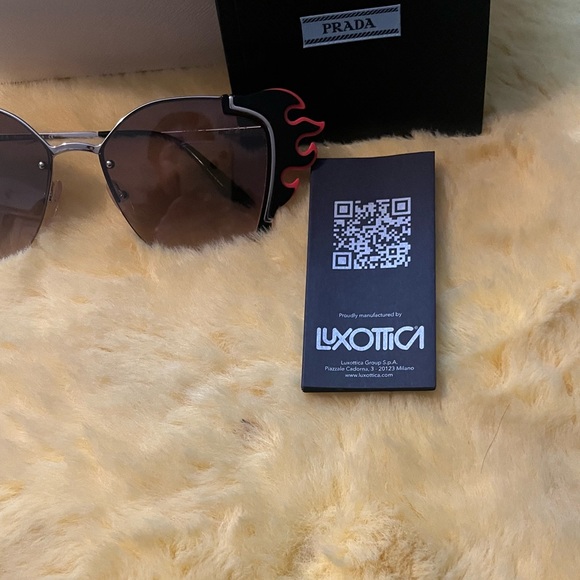 💯 Authentic Stylish Prada Sunglasses. Wore them about 3 times. - Picture 6 of 11